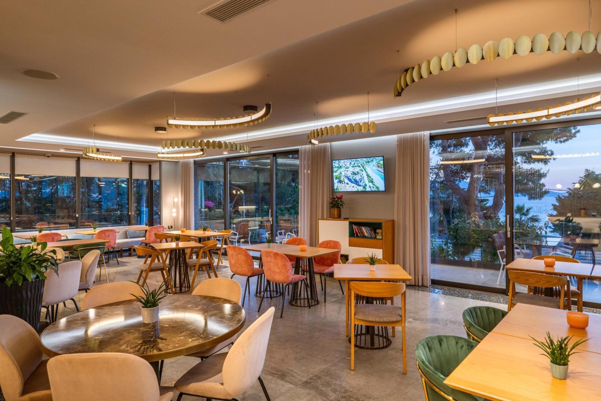 Glow Boutique Hotel & Suites Sarandë エクステリア 写真
